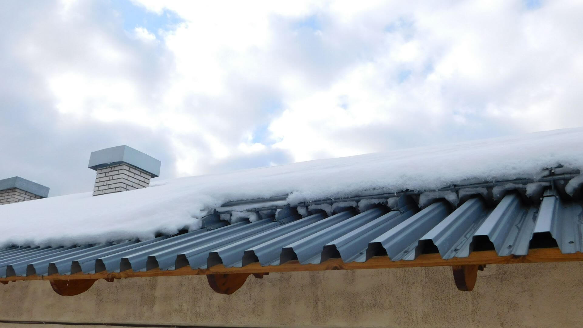 Монтаж снегозадержателей на крышах
