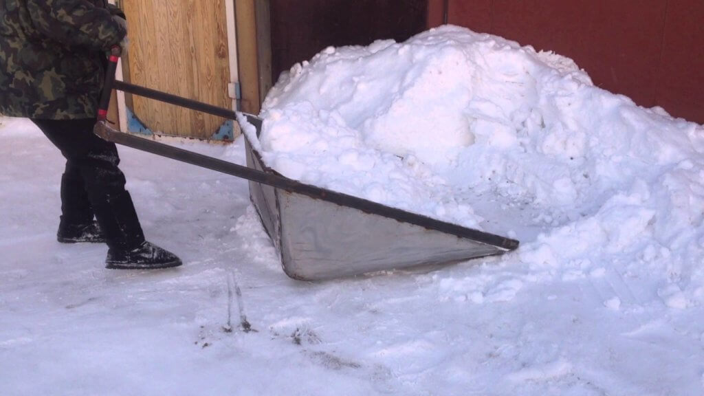 Инструмент для уборки снега с крыш домов и зданий
